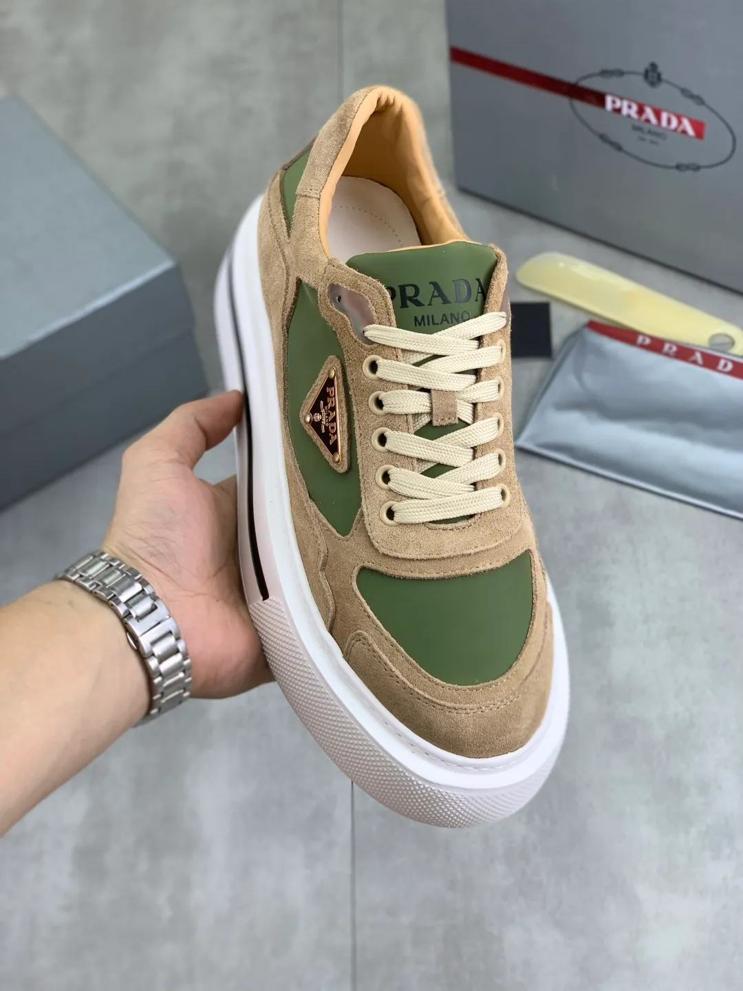 Men's shoes 💰P560💰 [New model] High version official website popular model is on the market, 🆘 Trendy brand (Prada) mainly promotes popular model, avant-garde and versatile fashionable men's shoes private version mold opening, cowhide surface splicing 1:1.. Stylish and simple, original imported cowhide lining cowhide feet; the atmosphere and personality are more fashionable, eye-catching and pursuing class. It will subvert the old idea and be a must-have for fashion trendsetters with you! Must keep it for yourself! Tall and comfortable, large and low, high-end quality workmanship. Size: 38-45; multiple colors available.